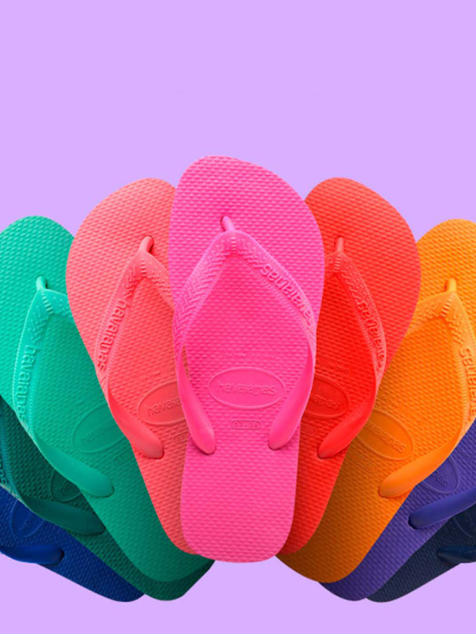 Havaianas en composición editorial de verano con colores y estética de moda