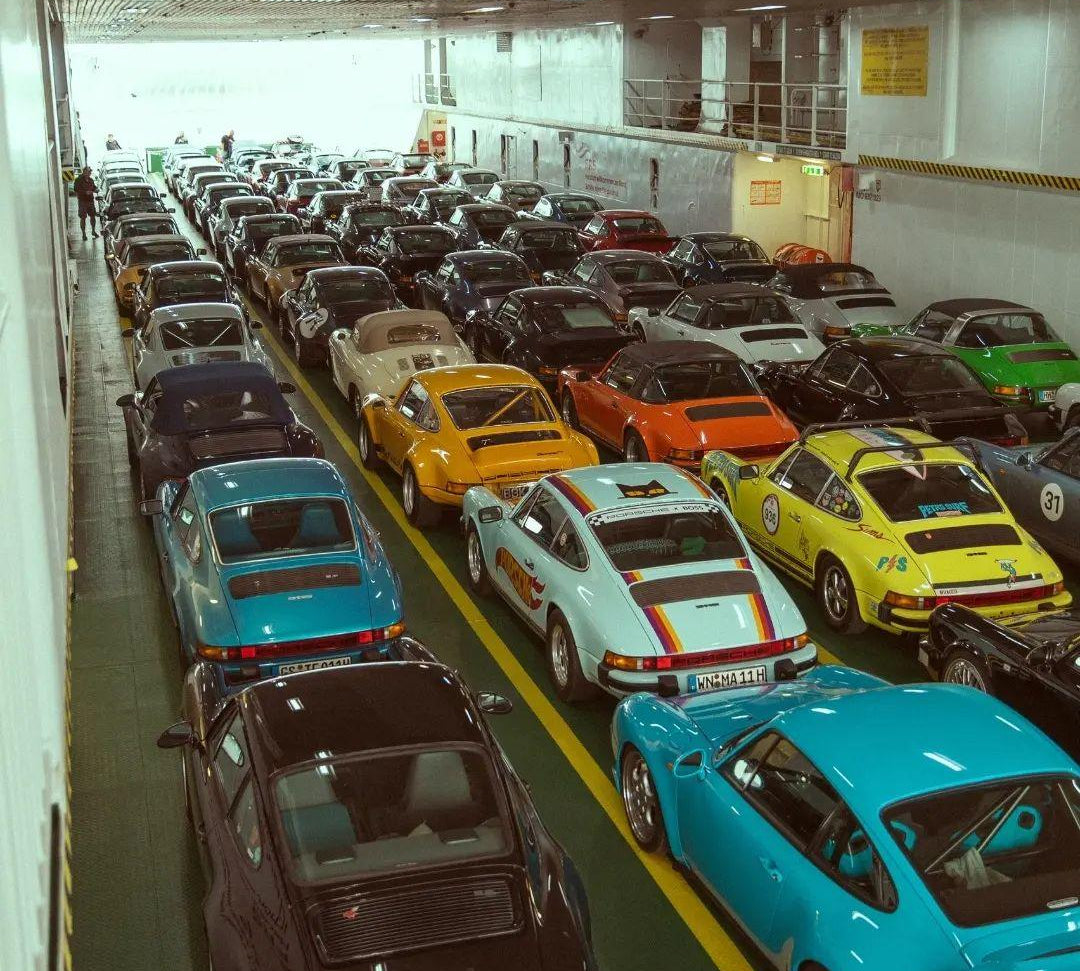 Diseño Exclusivo de Deus Ex Machina: Capturando la Esencia de la Diversión en Colaboración con PetroSurf - ECRU