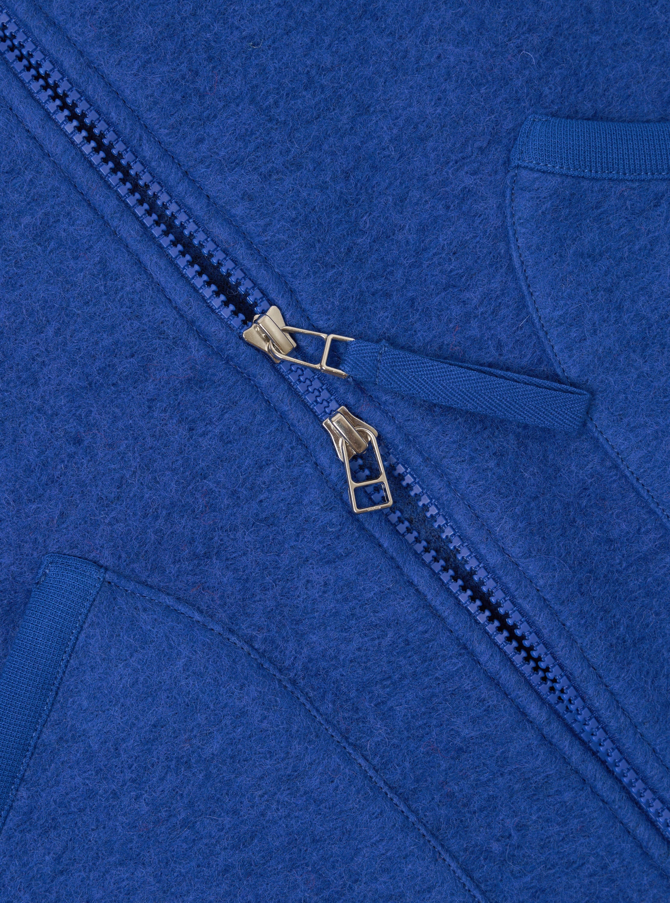 Chaleco UNIVERSAL WORKS Wool Fleece Zip Blue, detalle de la cremallera