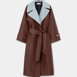 Gabardina LAAGAM Londres Brown, otra vista con modelo