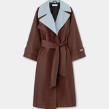 Gabardina LAAGAM Londres Brown, otra vista con modelo
