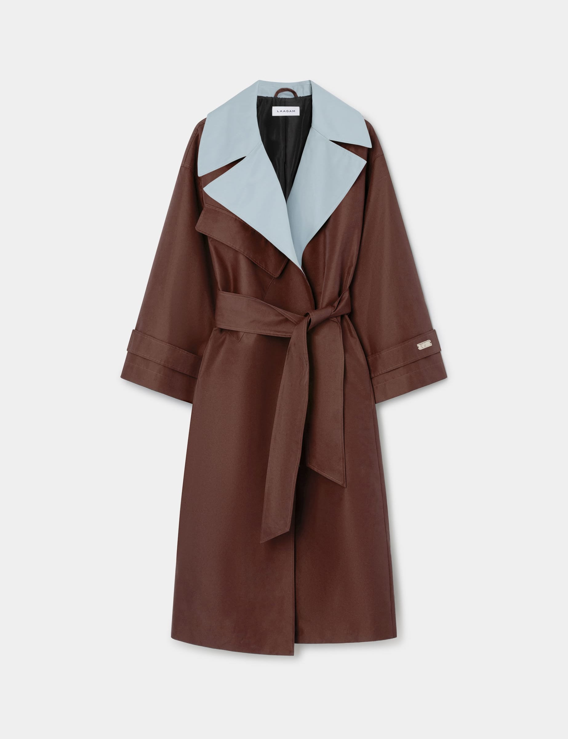 Gabardina LAAGAM Londres Brown, otra vista con modelo