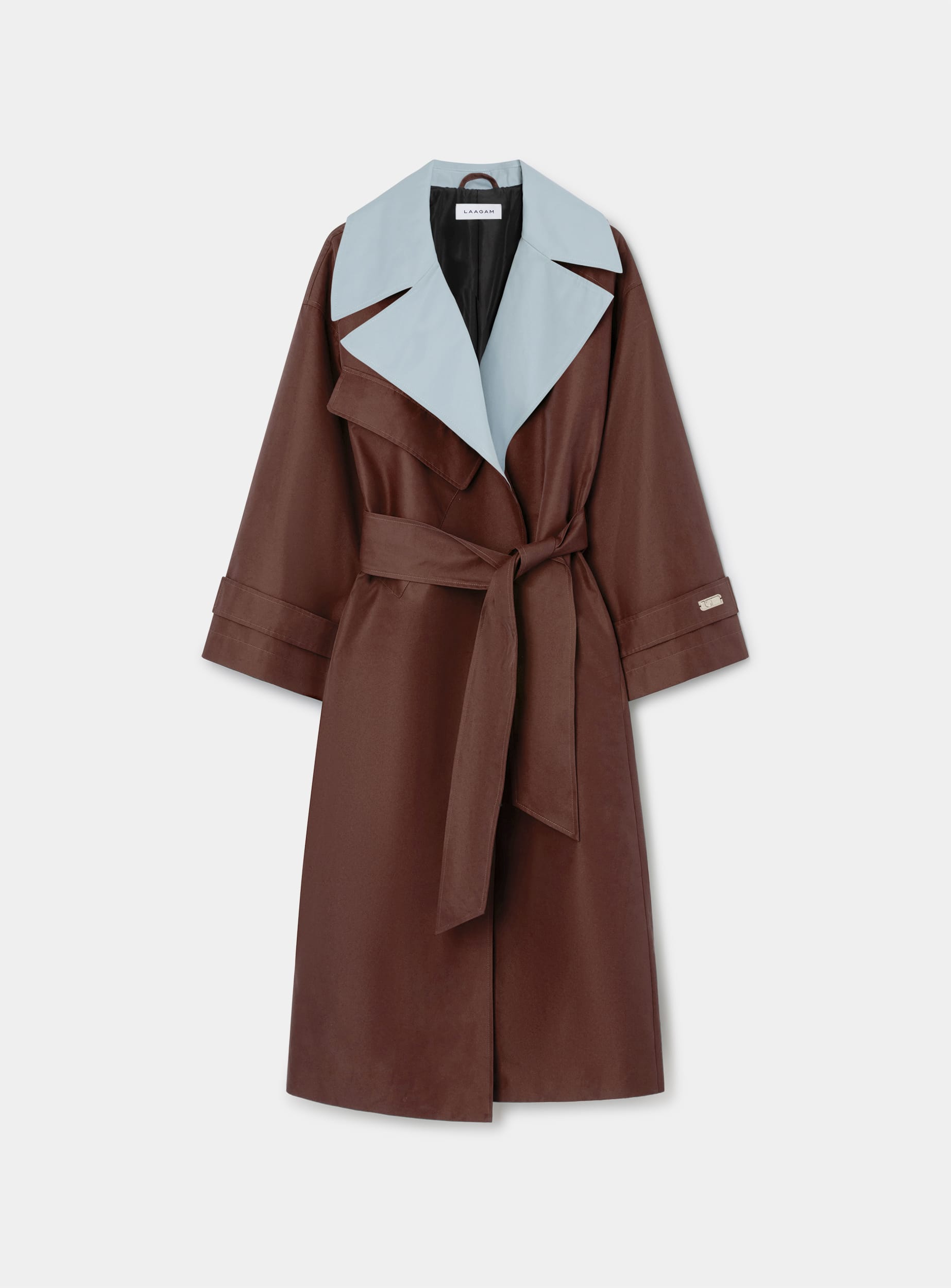 Gabardina LAAGAM Londres Brown, otra vista con modelo