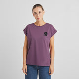 Camiseta DEDICATED Visby Curious Cat - Berry Purple - vista oficial 3