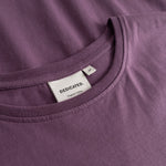 Camiseta DEDICATED Visby Curious Cat - Berry Purple - vista oficial 5