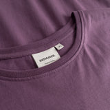 Camiseta DEDICATED Visby Curious Cat - Berry Purple - vista oficial 5