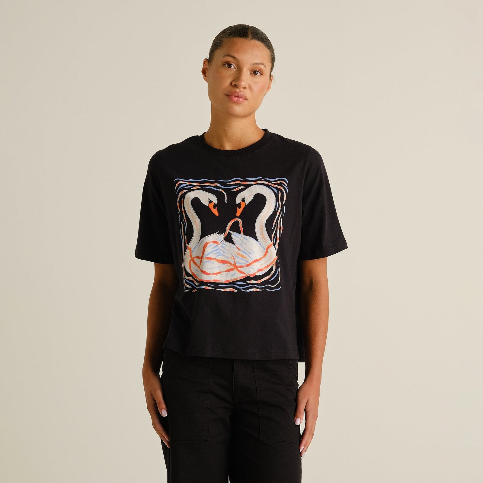 Camiseta DEDICATED Vadstena Painted Swans - Black - vista oficial 1