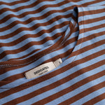 Camiseta DEDICATED Humledal Stripes - Cappuccino Brown/Cornflower Blue - vista oficial 3