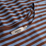 Camiseta DEDICATED Humledal Stripes - Cappuccino Brown/Cornflower Blue - vista oficial 3