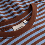 Camiseta DEDICATED Vadstena Stripes - Cappuccino Brown/Cornflower Blue - vista oficial 4