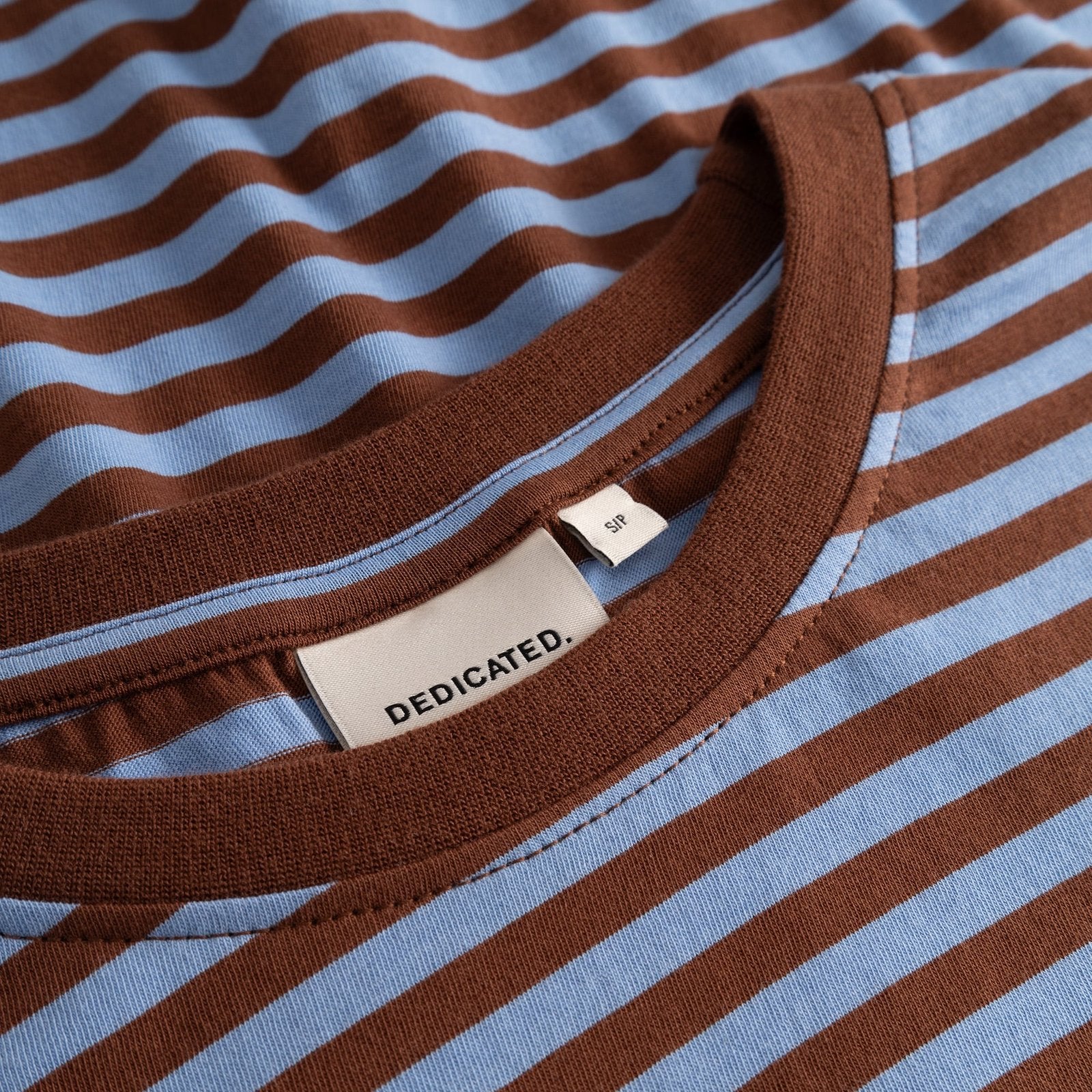 Camiseta DEDICATED Vadstena Stripes - Cappuccino Brown/Cornflower Blue - vista oficial 4