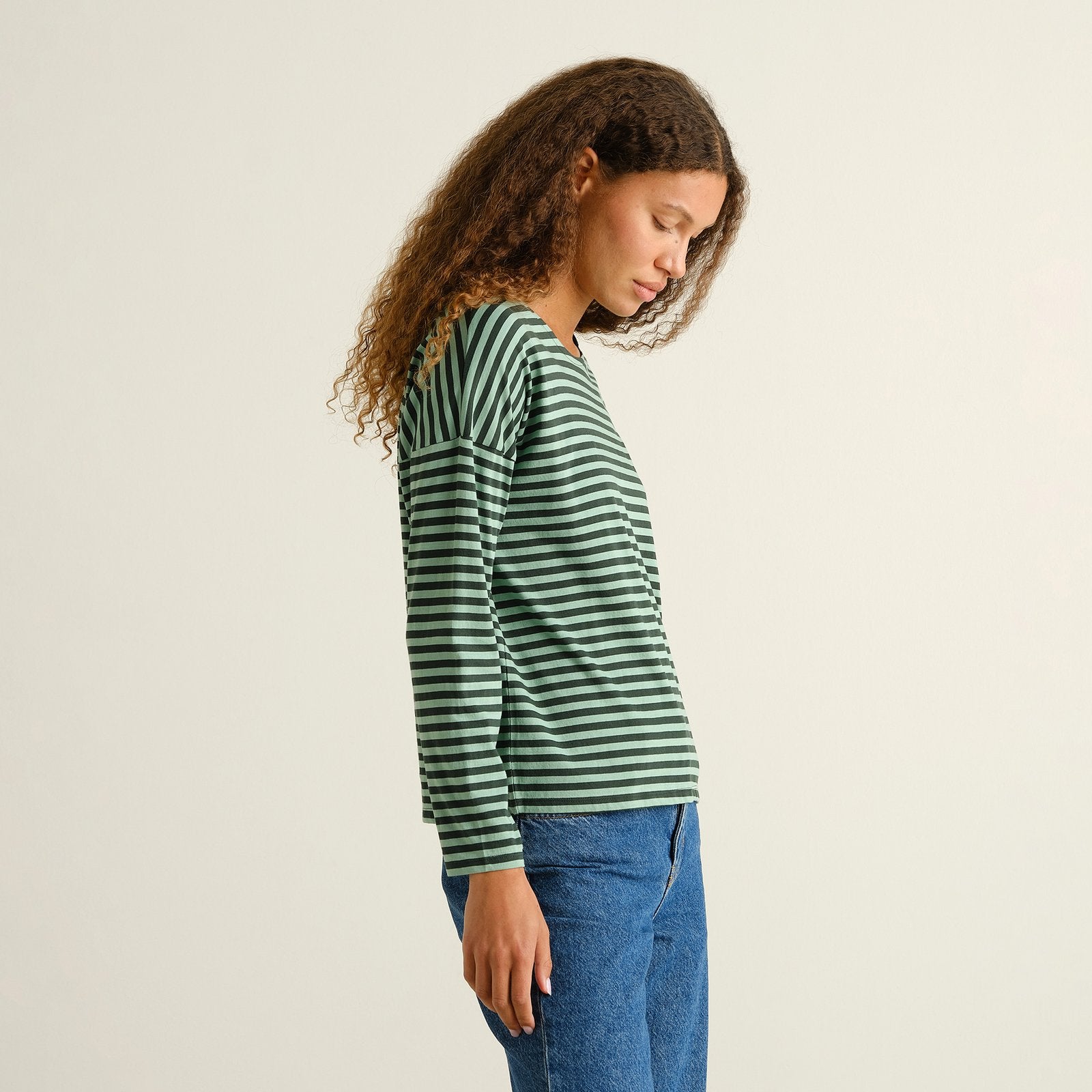 Camiseta DEDICATED Humledal Stripes - Dark Green/Granite Green - vista oficial 2