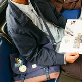 HERSCHEL Cove 22,5L Marineblau Sattelbraune Umhängetasche