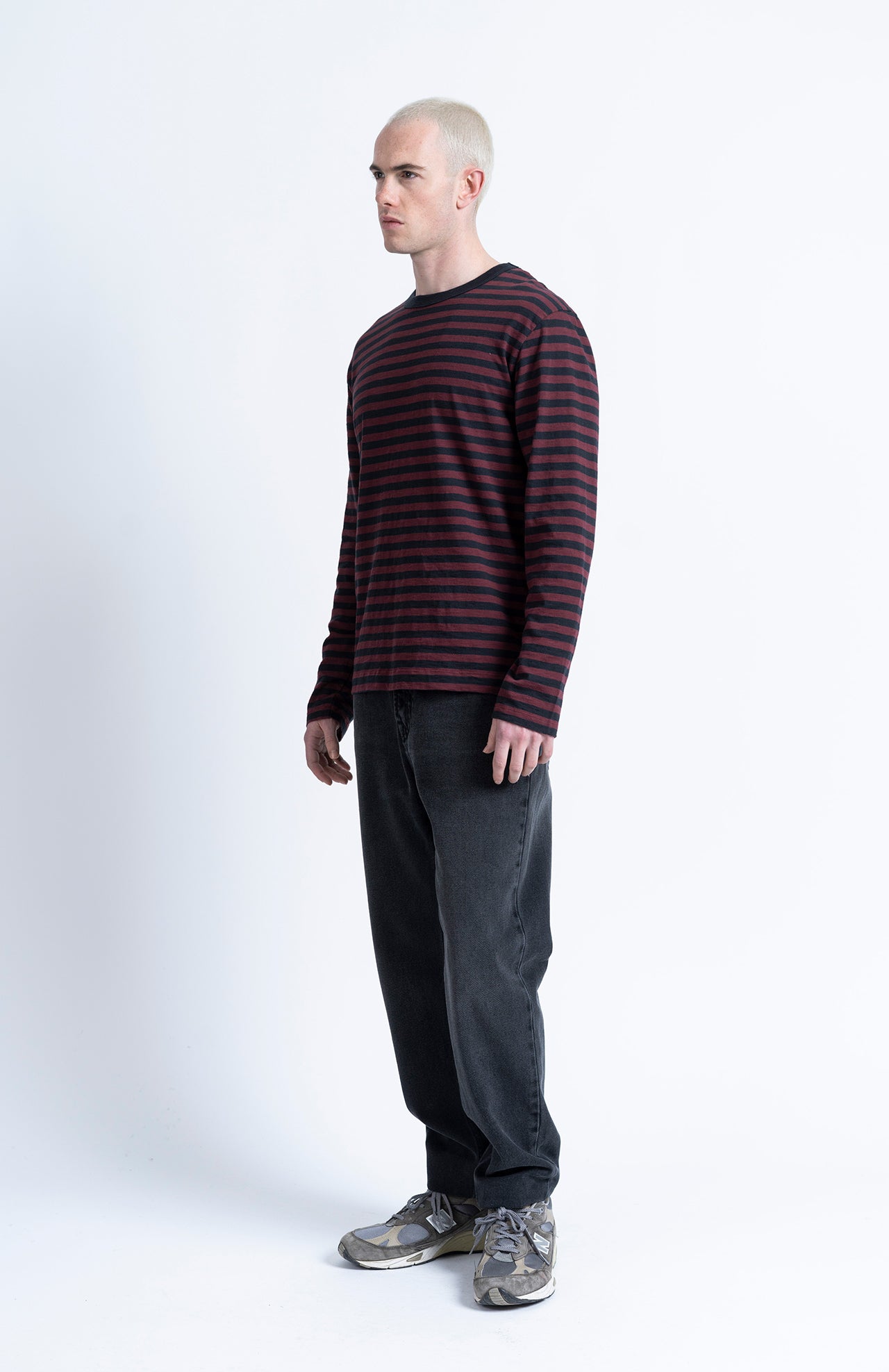 Camiseta LOREAK MENDIAN Astondo Navy, vista lateral en modelo