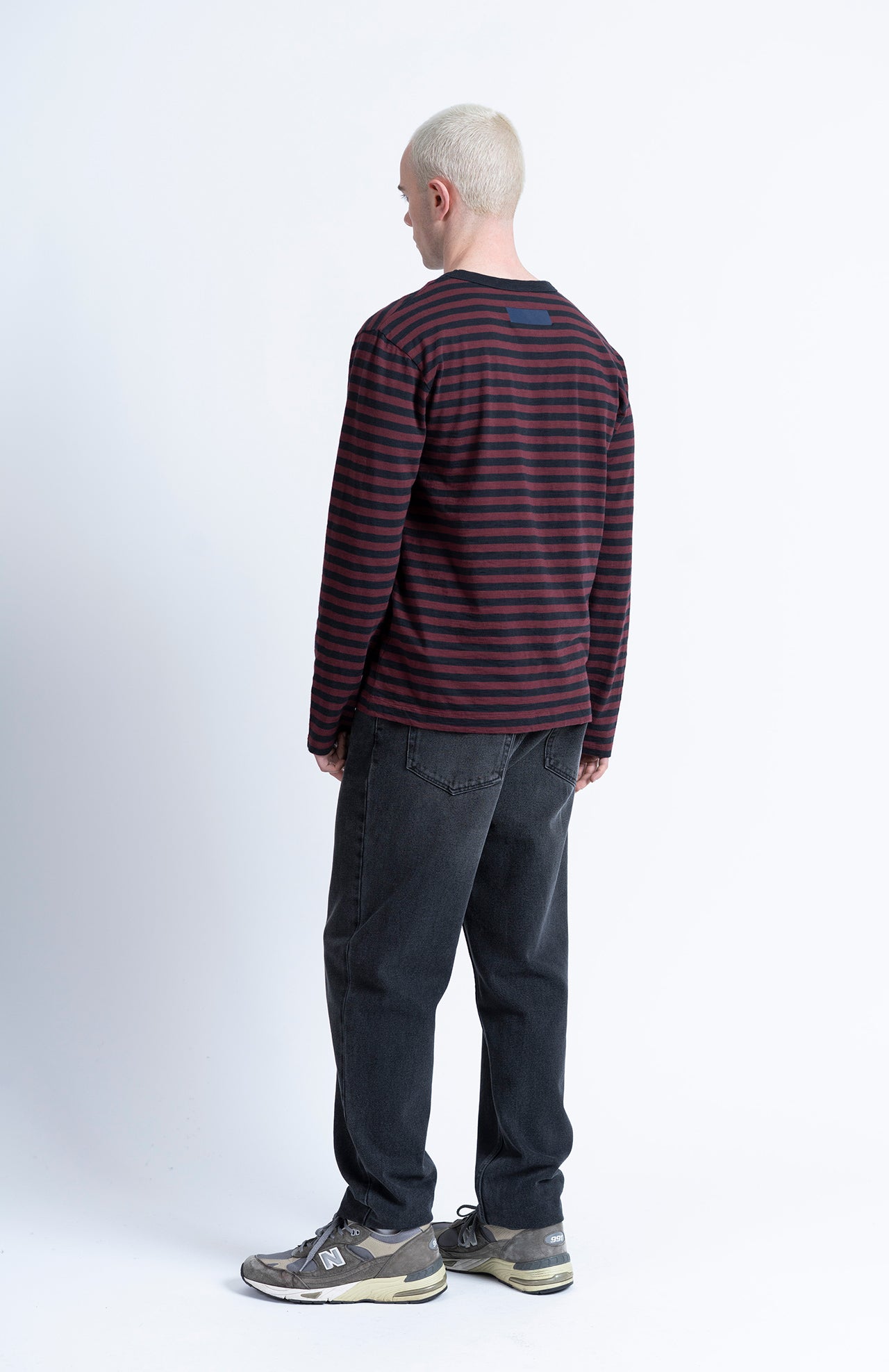 Camiseta LOREAK MENDIAN Astondo Navy, vista de espalda en modelo