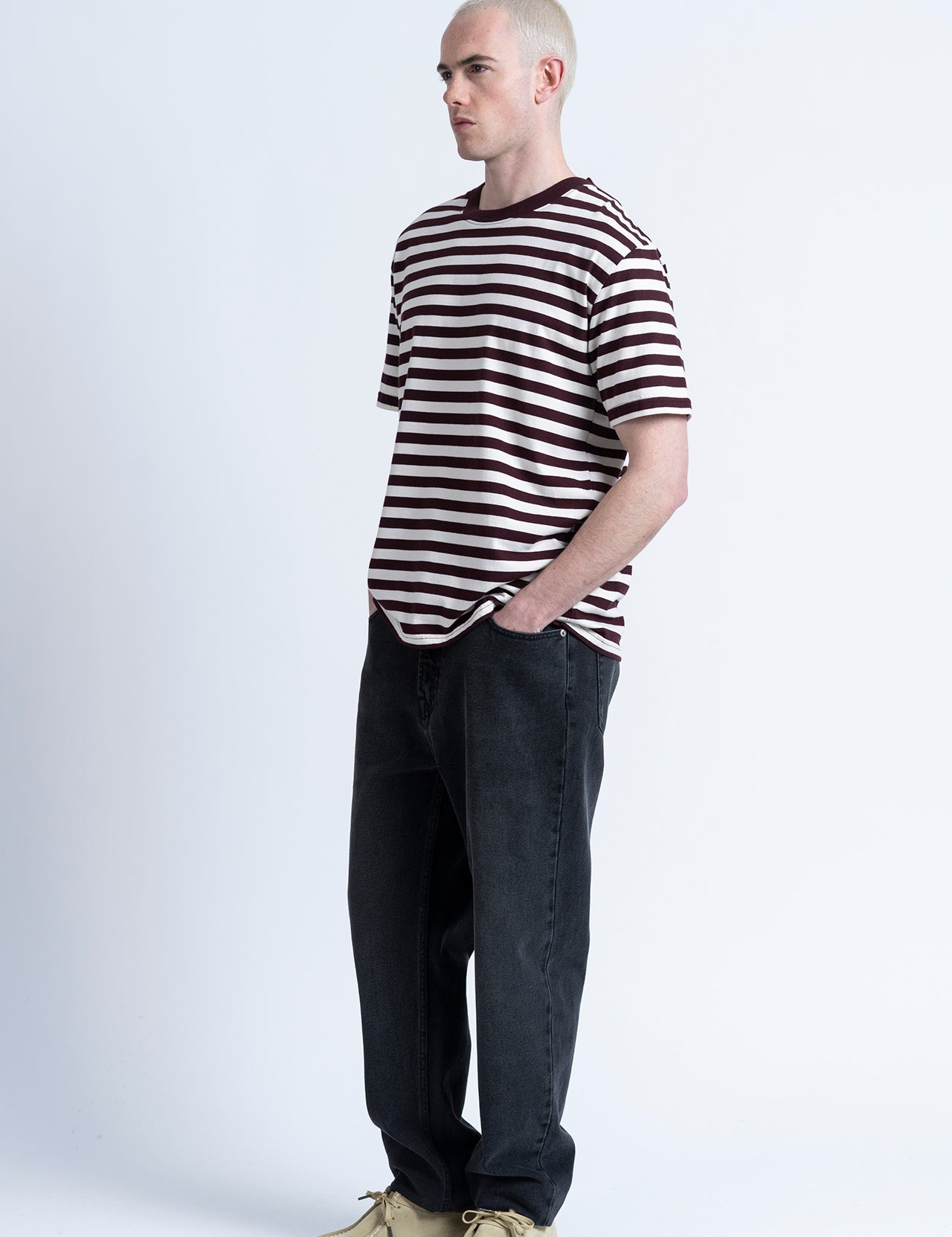 Camiseta LOREAK MENDIAN LM Stripe Burgundy, vista frontal en modelo