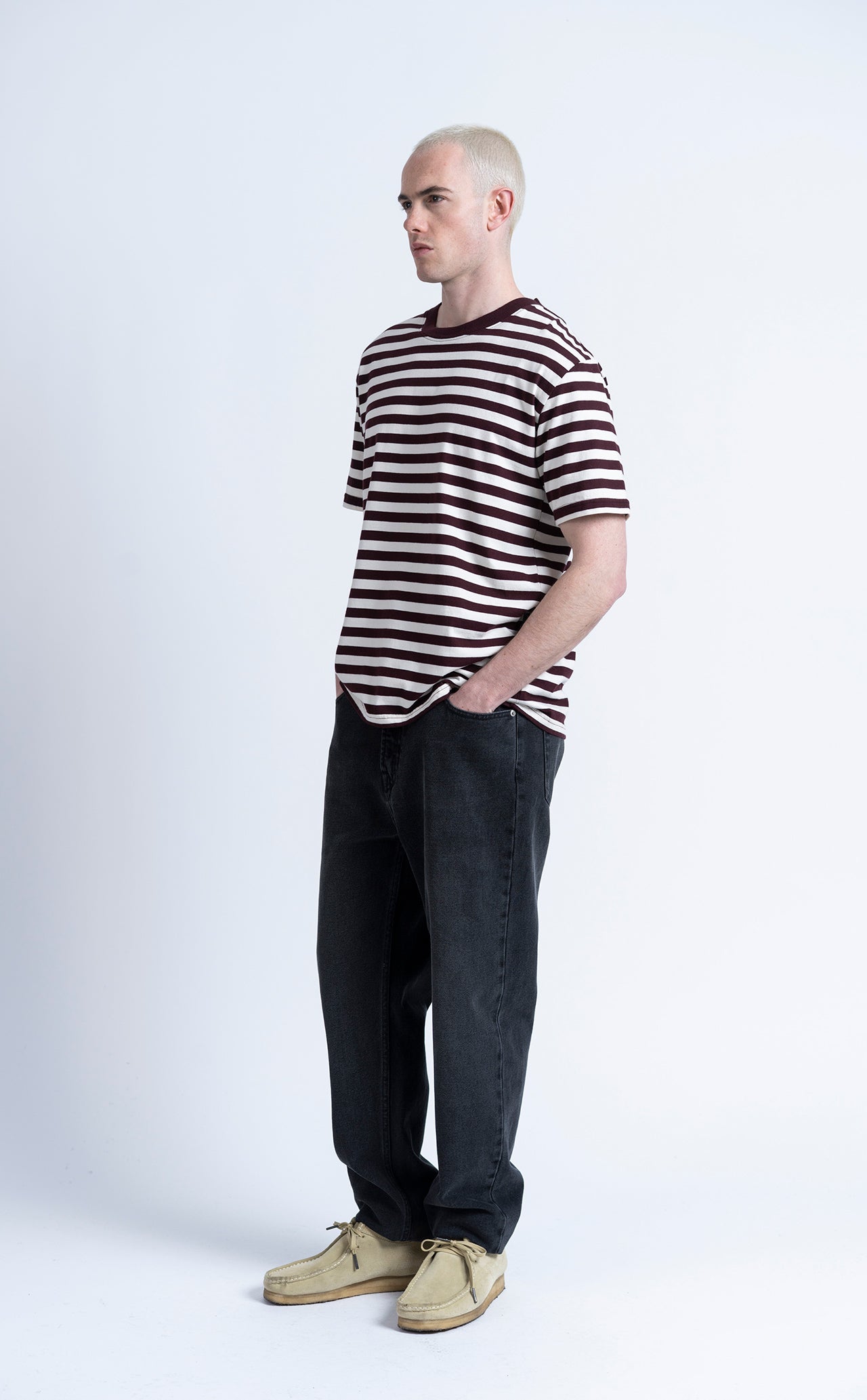 Camiseta LOREAK MENDIAN LM Stripe Burgundy, vista frontal en modelo