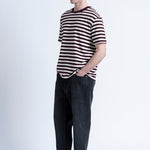 Camiseta LOREAK MENDIAN LM Stripe Burgundy, vista lateral en modelo