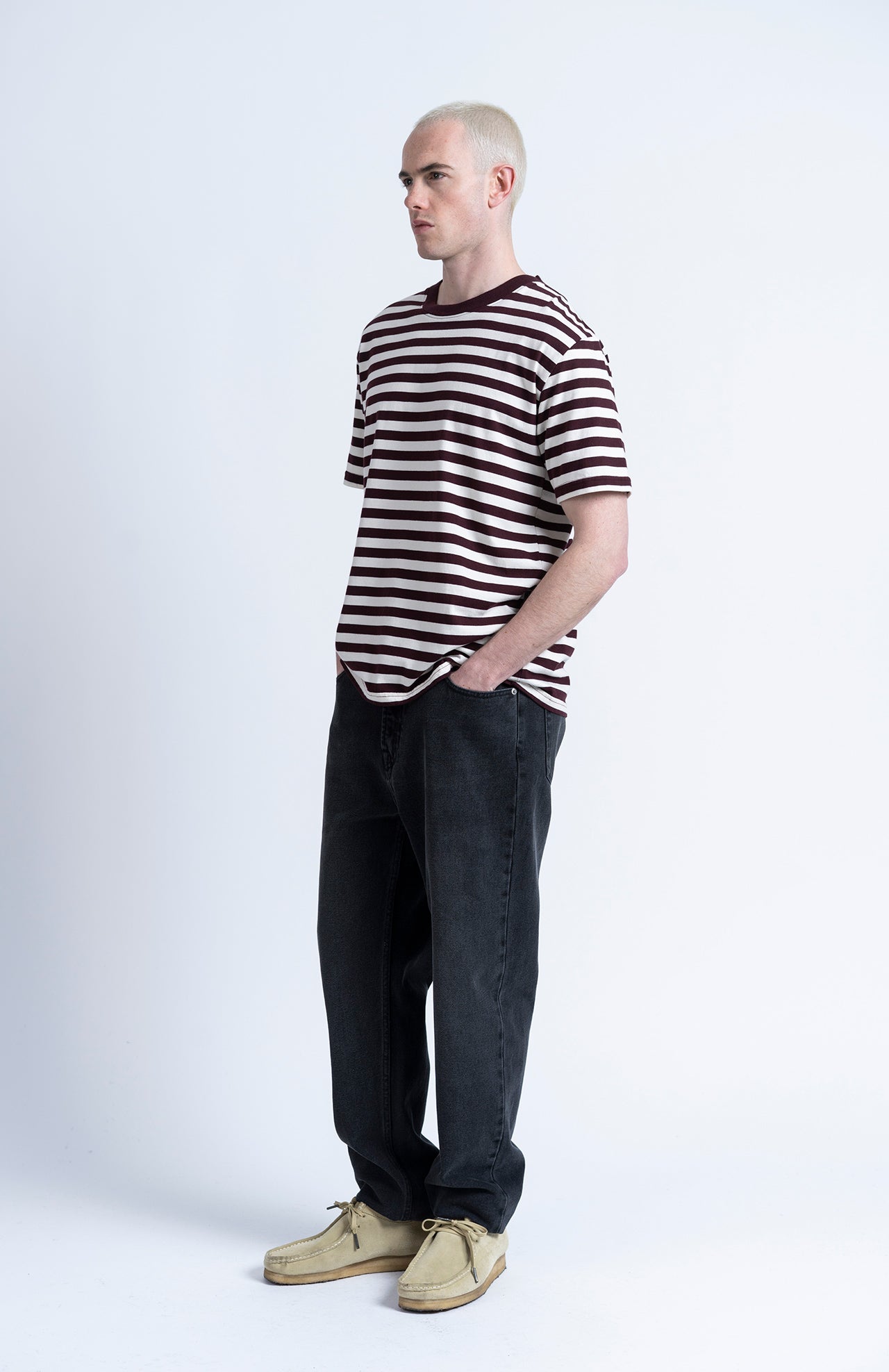 Camiseta LOREAK MENDIAN LM Stripe Burgundy, vista lateral en modelo
