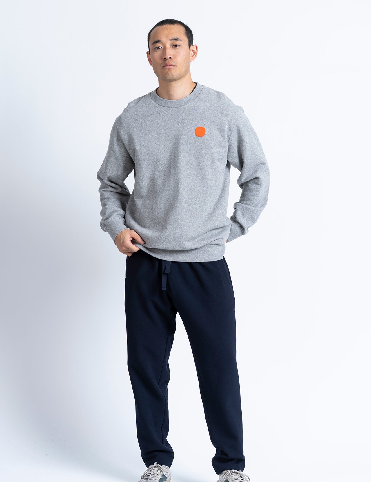 Pantalón LOREAK MENDIAN Train C Navy, vista frontal en modelo