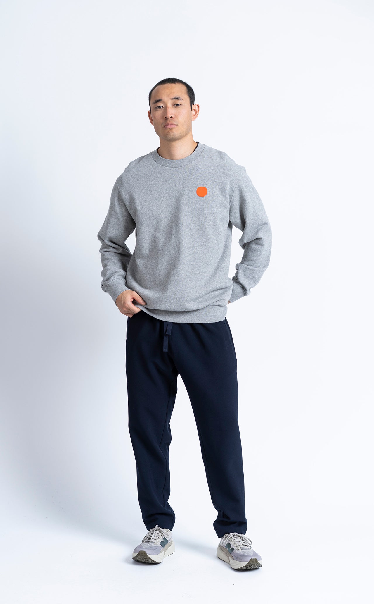 Pantalón LOREAK MENDIAN Train C Navy, vista frontal en modelo
