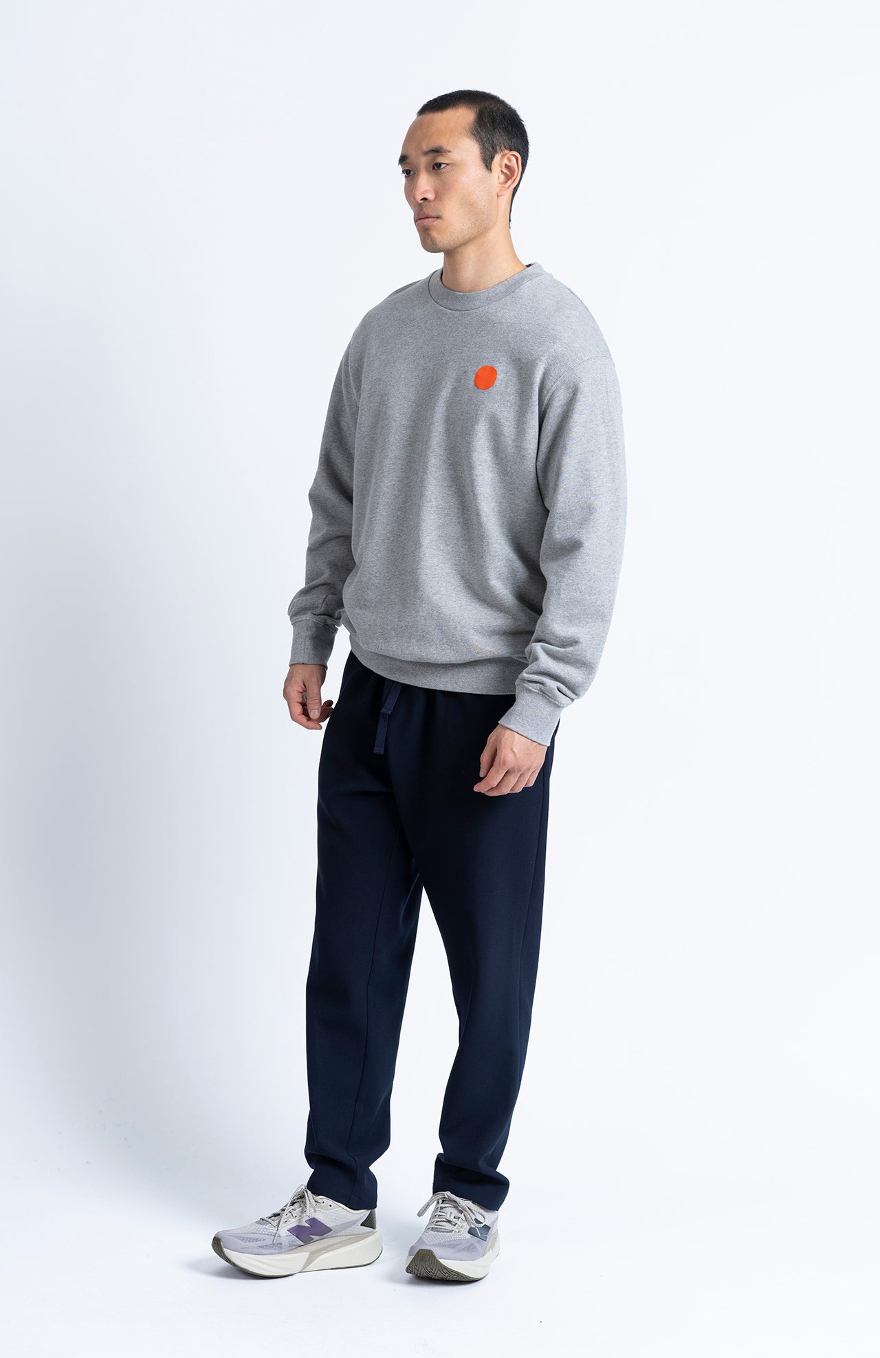 Pantalón LOREAK MENDIAN Train C Navy, vista lateral en modelo