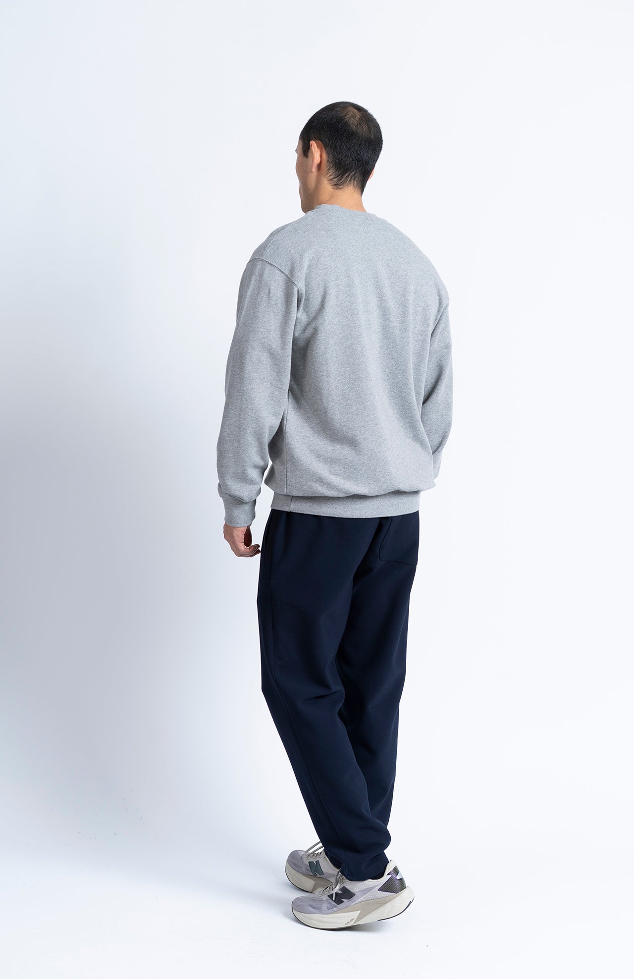 Pantalón LOREAK MENDIAN Train C Navy, vista de espalda en modelo