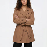 Gabardina TIFFOSI Sophia Beige, modelo frontal