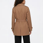 Gabardina TIFFOSI Sophia Beige, modelo trasero