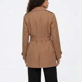 Gabardina TIFFOSI Sophia Beige, modelo trasero