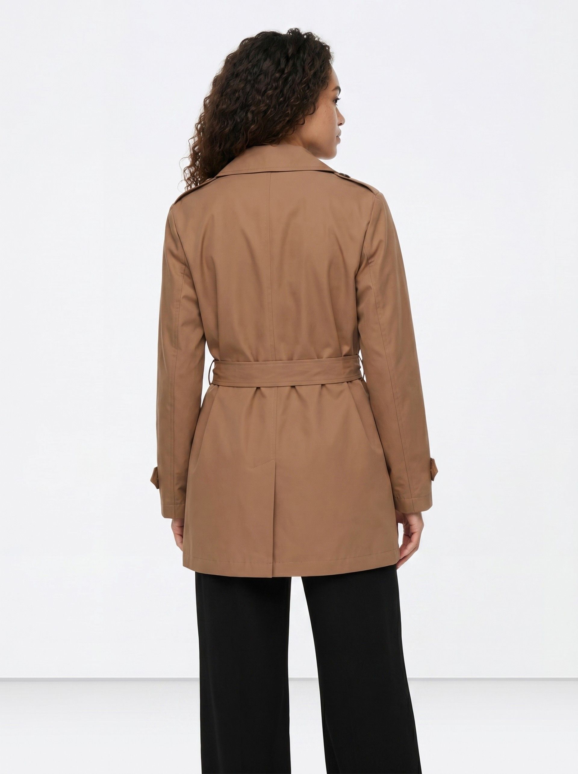 Gabardina TIFFOSI Sophia Beige, modelo trasero