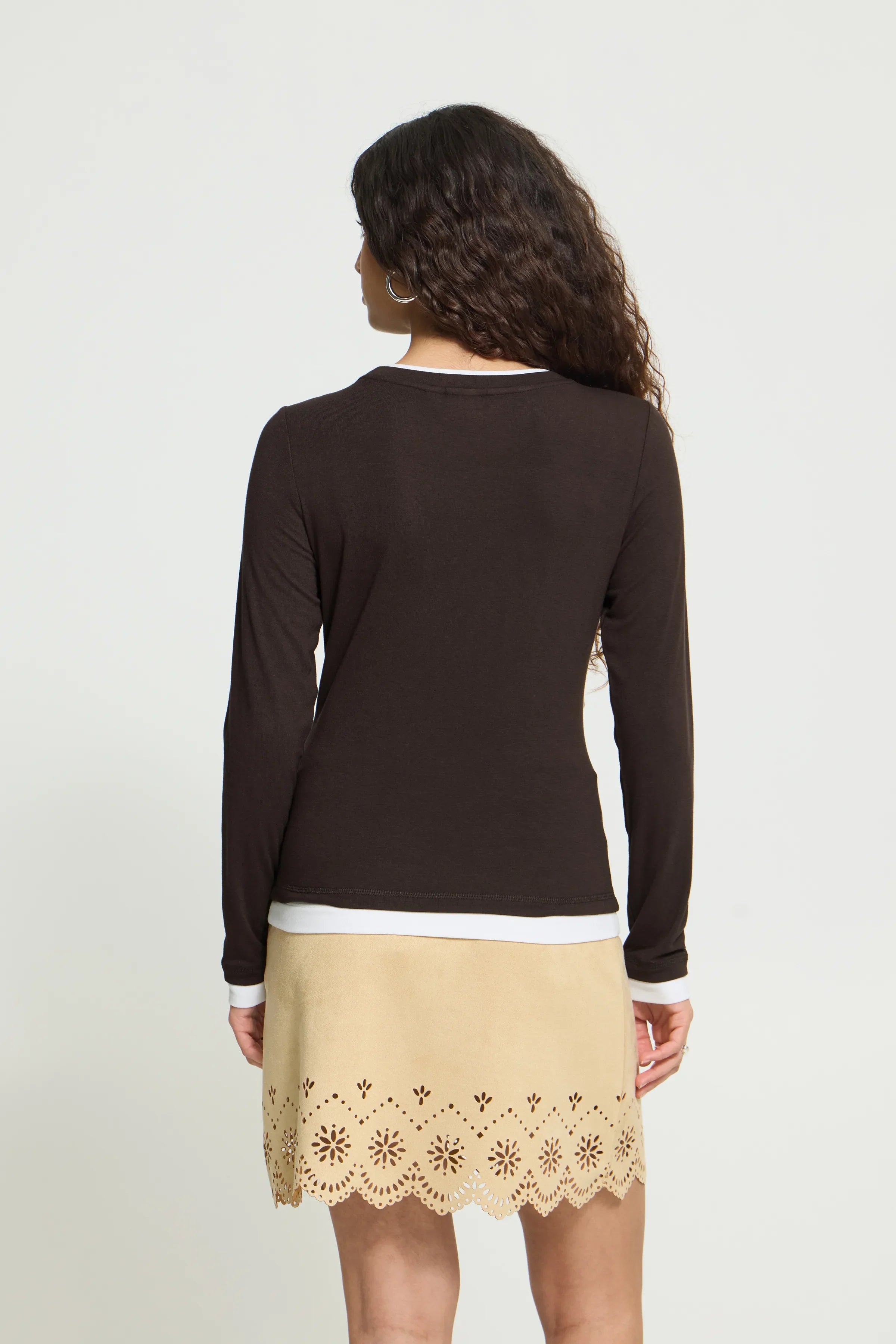IHNELLAYA LS ICHI chocolate torte / cloud dancer - front