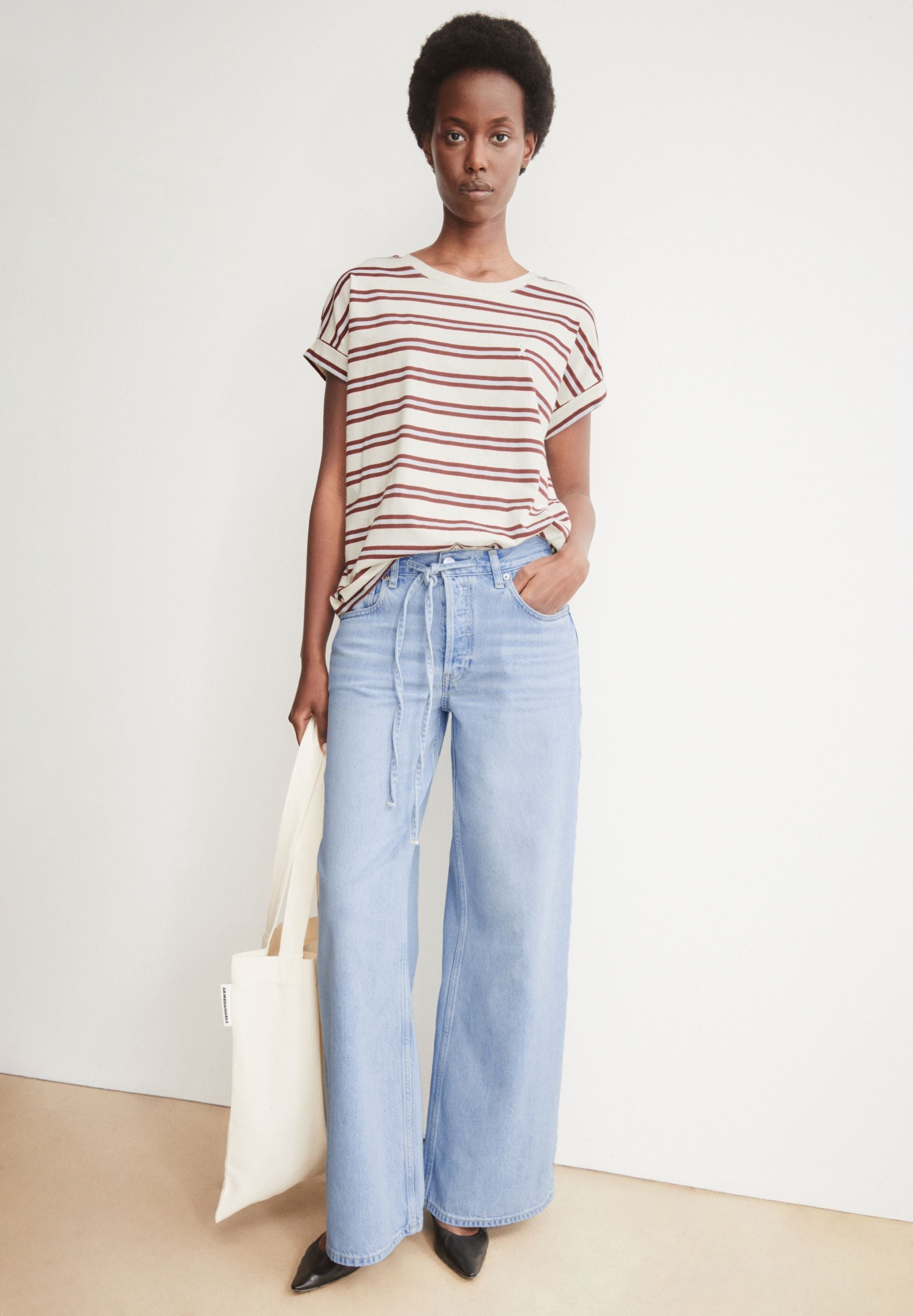 Camiseta ARMEDANGELS Idaara Stripes Undyed Velvet Red Soft Blue - imagen oficial 301
