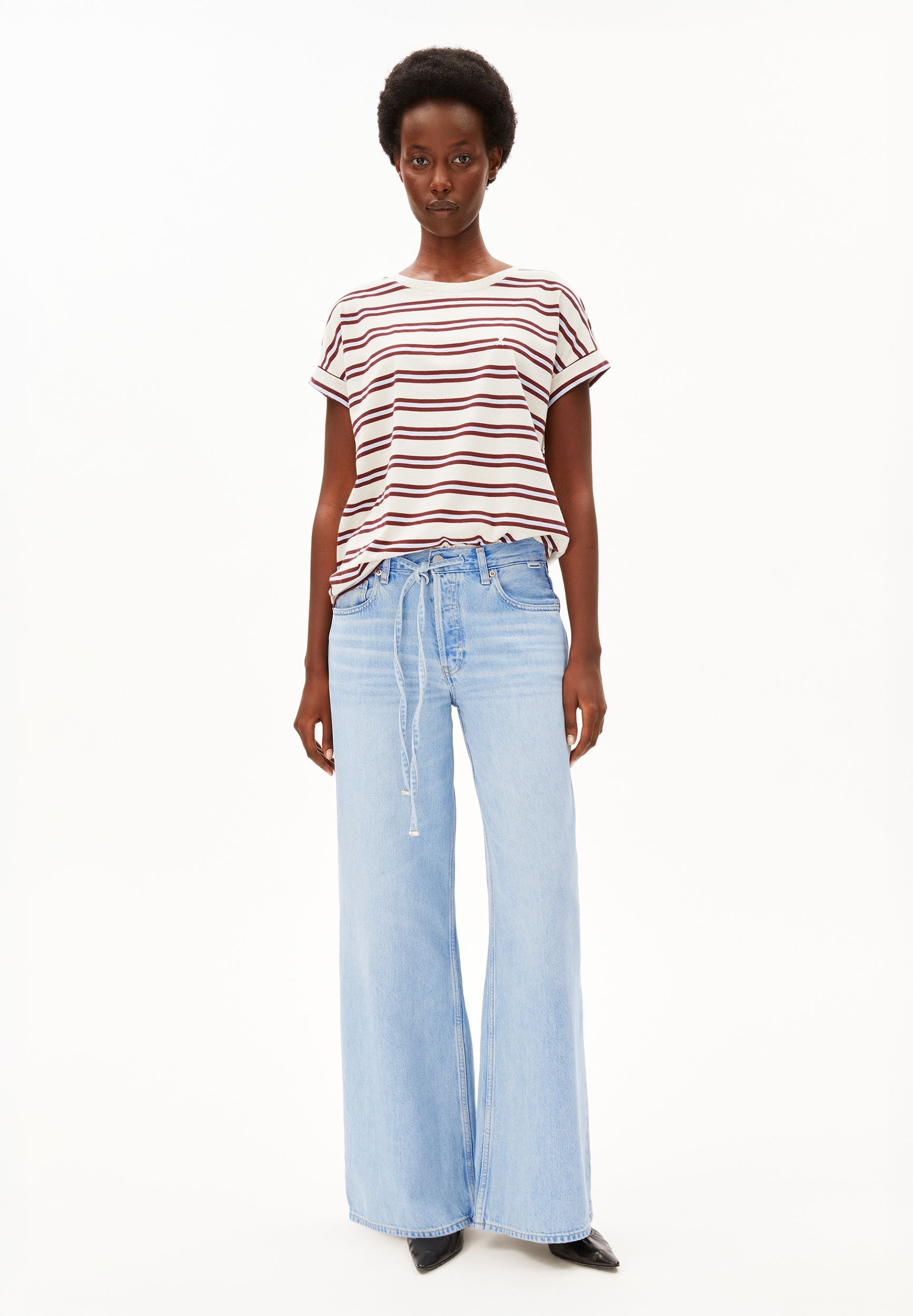 Camiseta ARMEDANGELS Idaara Stripes Undyed Velvet Red Soft Blue - imagen oficial 411