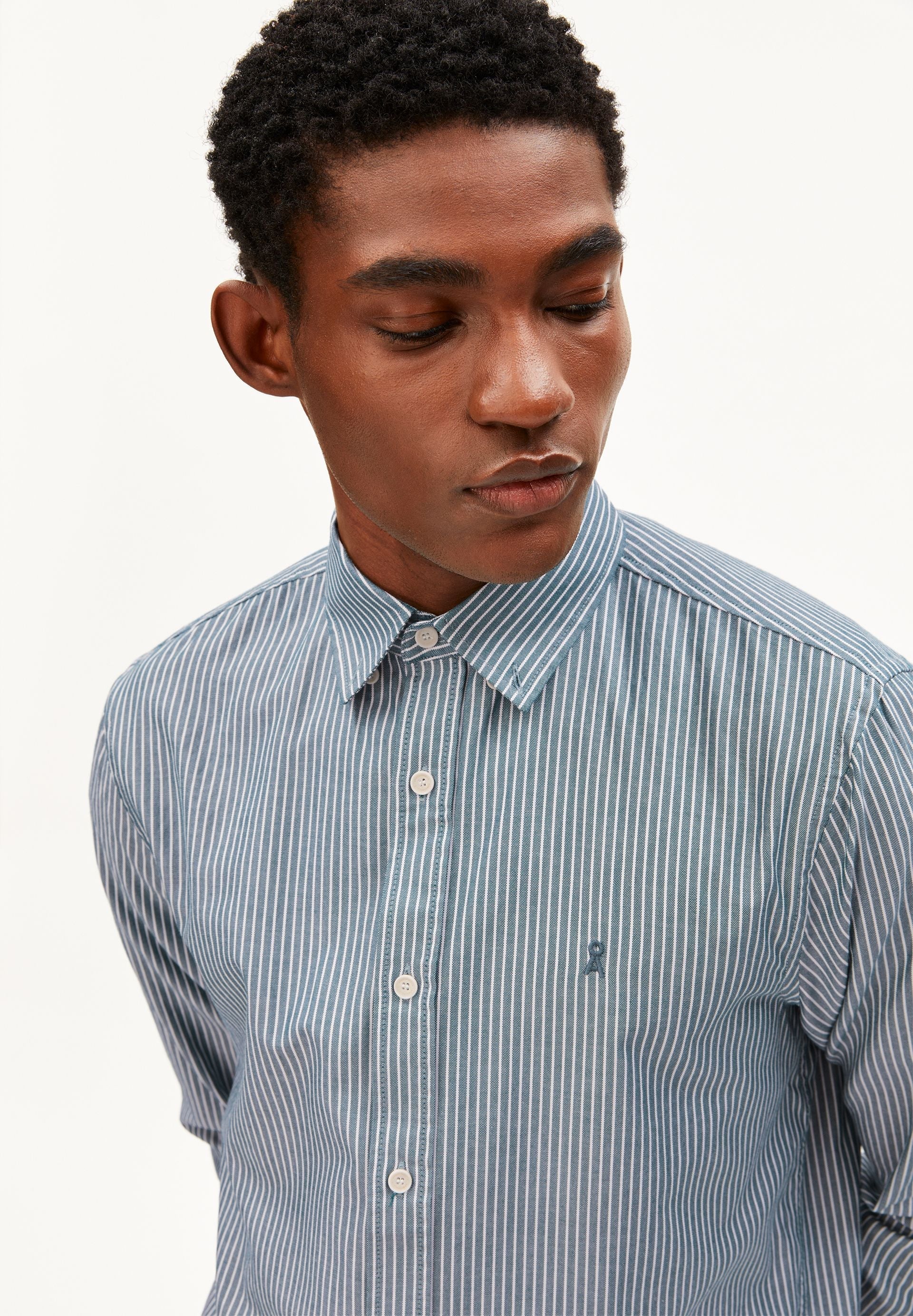 Camisa ARMEDANGELS Quaasa Stripe Petrol Velvet, detalle