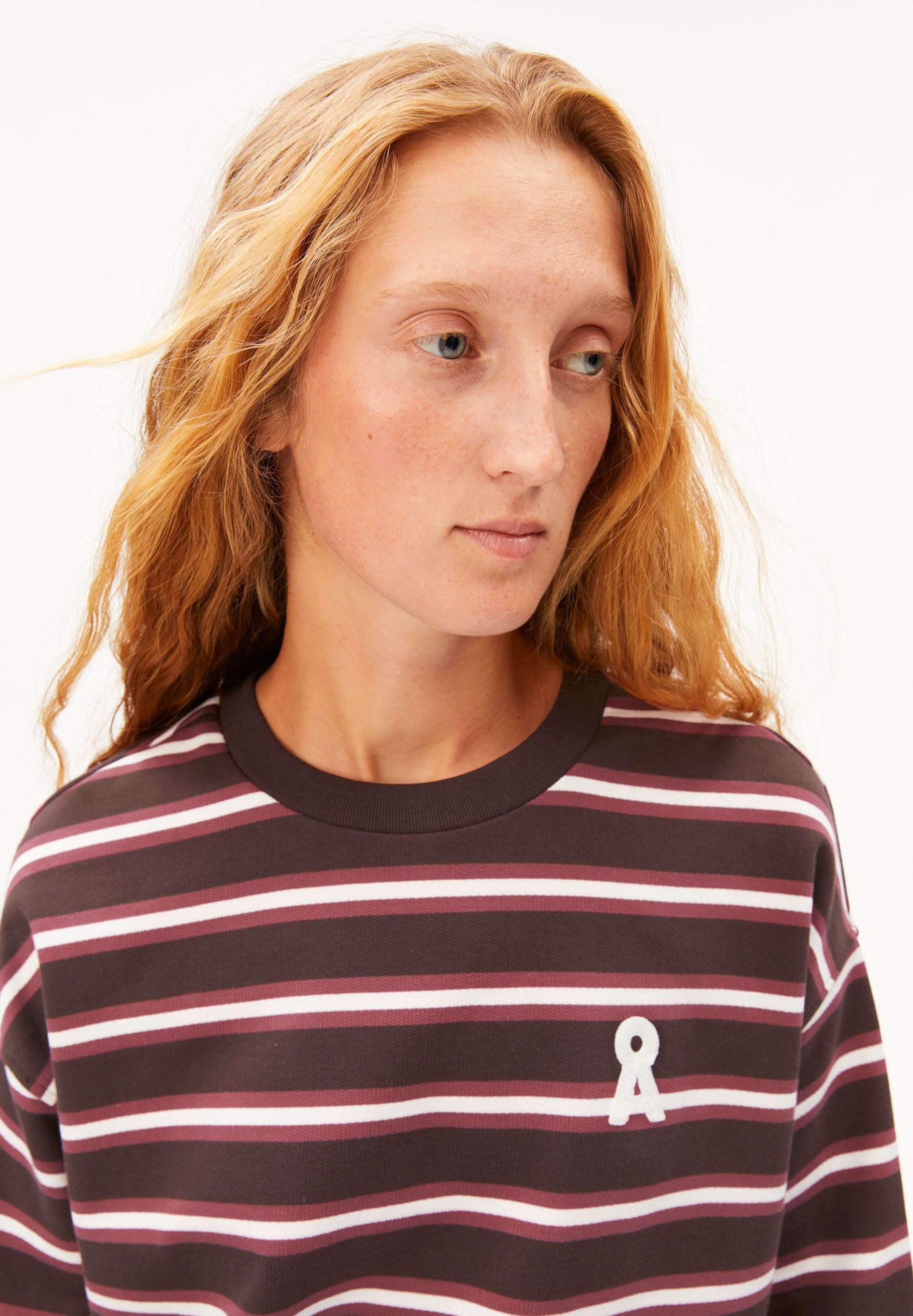 Sudadera ARMEDANGELS Iconic Å Frankaa Bold Claystone Oatmilk Velvet Ember - vista oficial 3