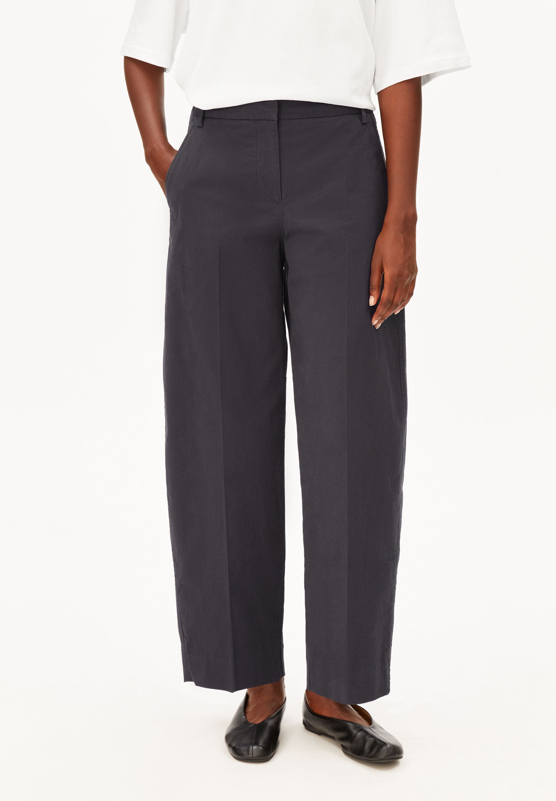Pantalón ARMEDANGELS Barrel Leg Twill Dark Steel