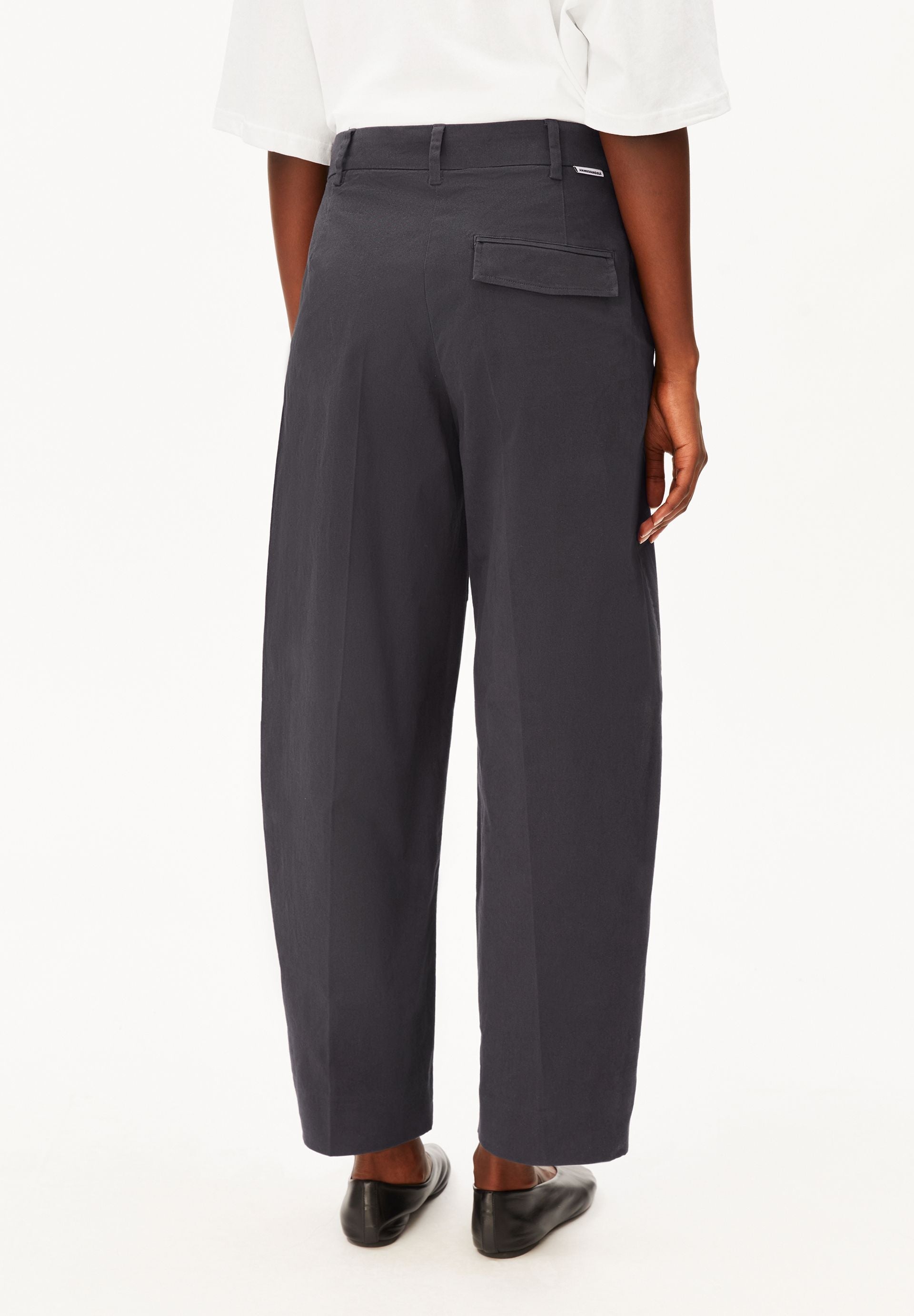 Pantalón ARMEDANGELS Barrel Leg Twill Dark Steel - imagen oficial 211