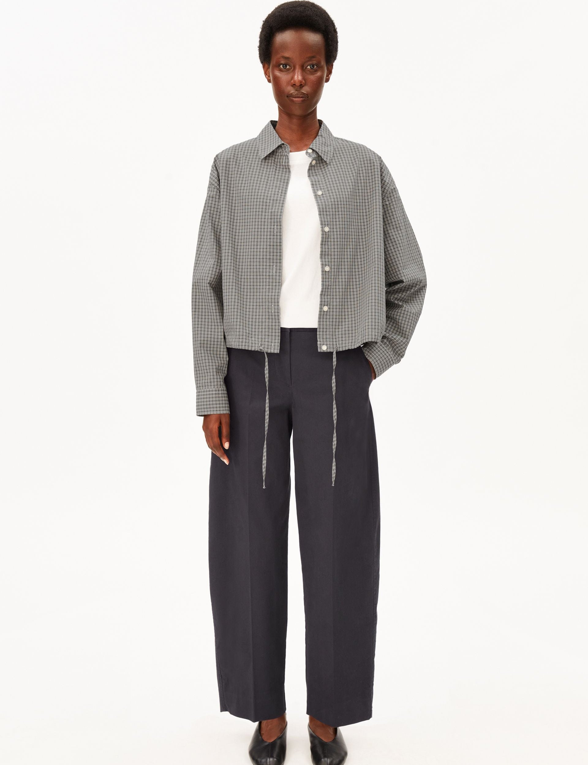 Pantalón ARMEDANGELS Barrel Leg Twill Dark Steel - imagen oficial 411