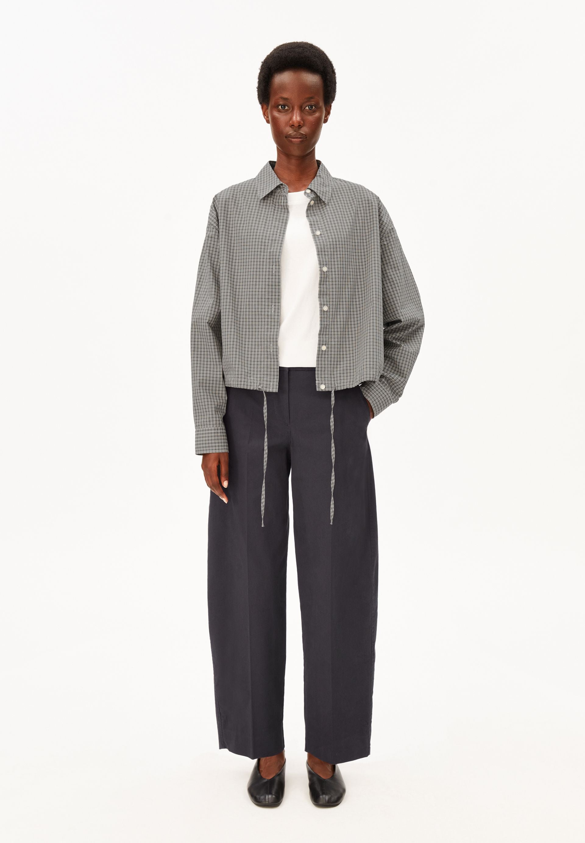 Pantalón ARMEDANGELS Barrel Leg Twill Dark Steel - imagen oficial 411
