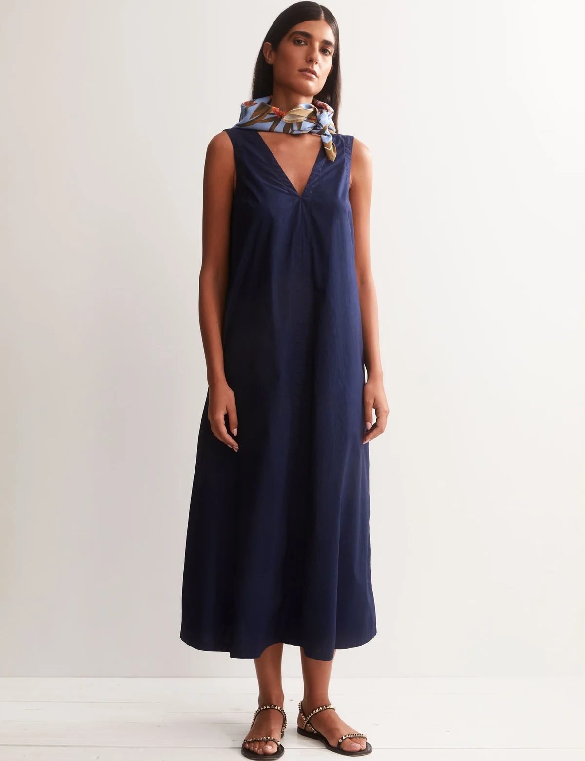 Vestido ARMEDANGELS Poplin Maxi Cuello Pico Tinted Navy