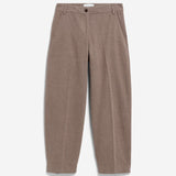 Pantalón ARMEDANGELS Herringbone Barrel Leg Claystone Soft Nougat - vista oficial 6
