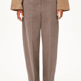 Pantalón ARMEDANGELS Herringbone Barrel Leg Claystone Soft Nougat - vista oficial 1