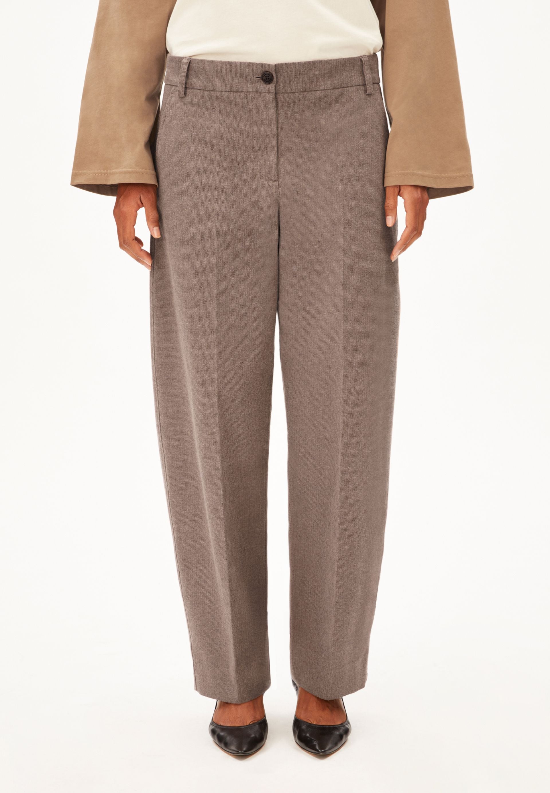 Pantalón ARMEDANGELS Herringbone Barrel Leg Claystone Soft Nougat - vista oficial 1