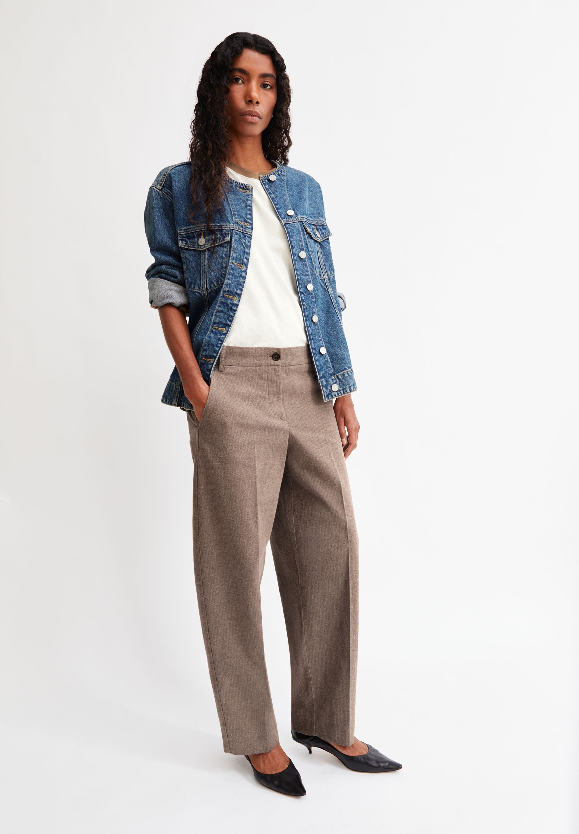 Pantalón ARMEDANGELS Herringbone Barrel Leg Claystone Soft Nougat - vista oficial 4