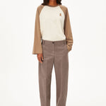 Pantalón ARMEDANGELS Herringbone Barrel Leg Claystone Soft Nougat - vista oficial 5