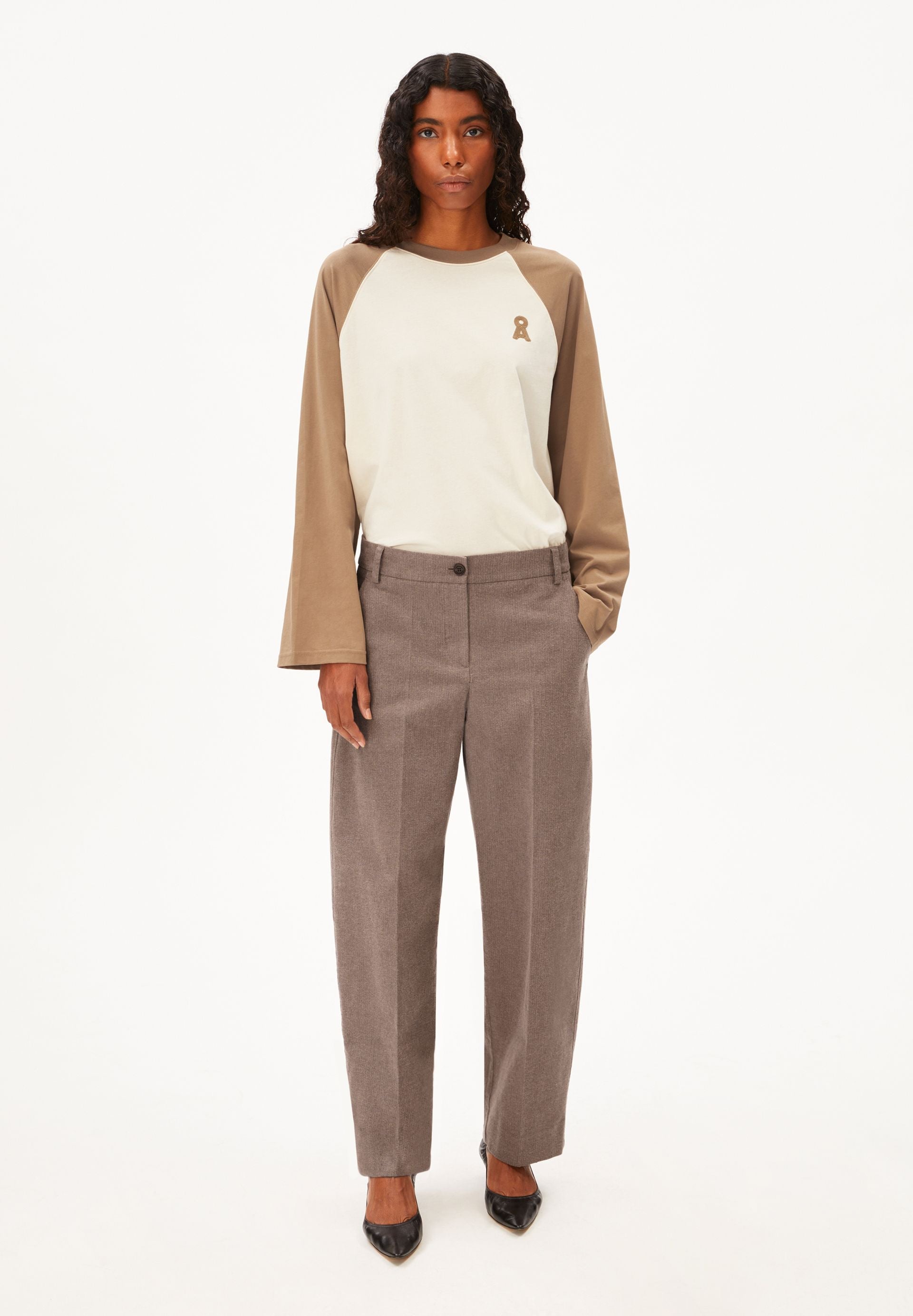 Pantalón ARMEDANGELS Herringbone Barrel Leg Claystone Soft Nougat - vista oficial 5