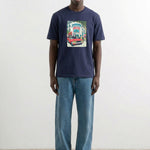 Camiseta Edmmond Retrospectiva azul marino, vista frontal en modelo