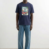 Camiseta Edmmond Retrospectiva azul marino, vista frontal en modelo
