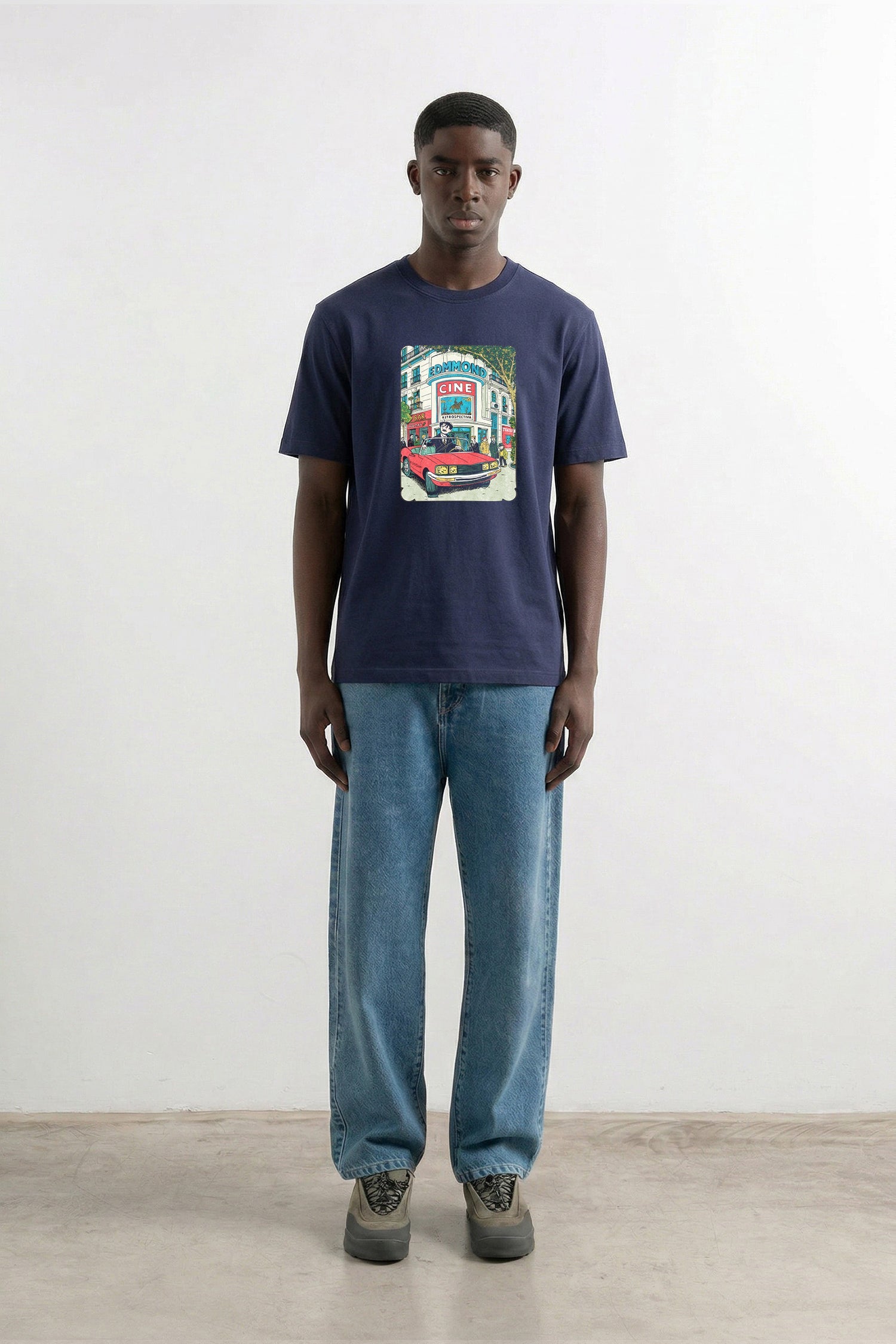 Camiseta Edmmond Retrospectiva azul marino, vista frontal en modelo